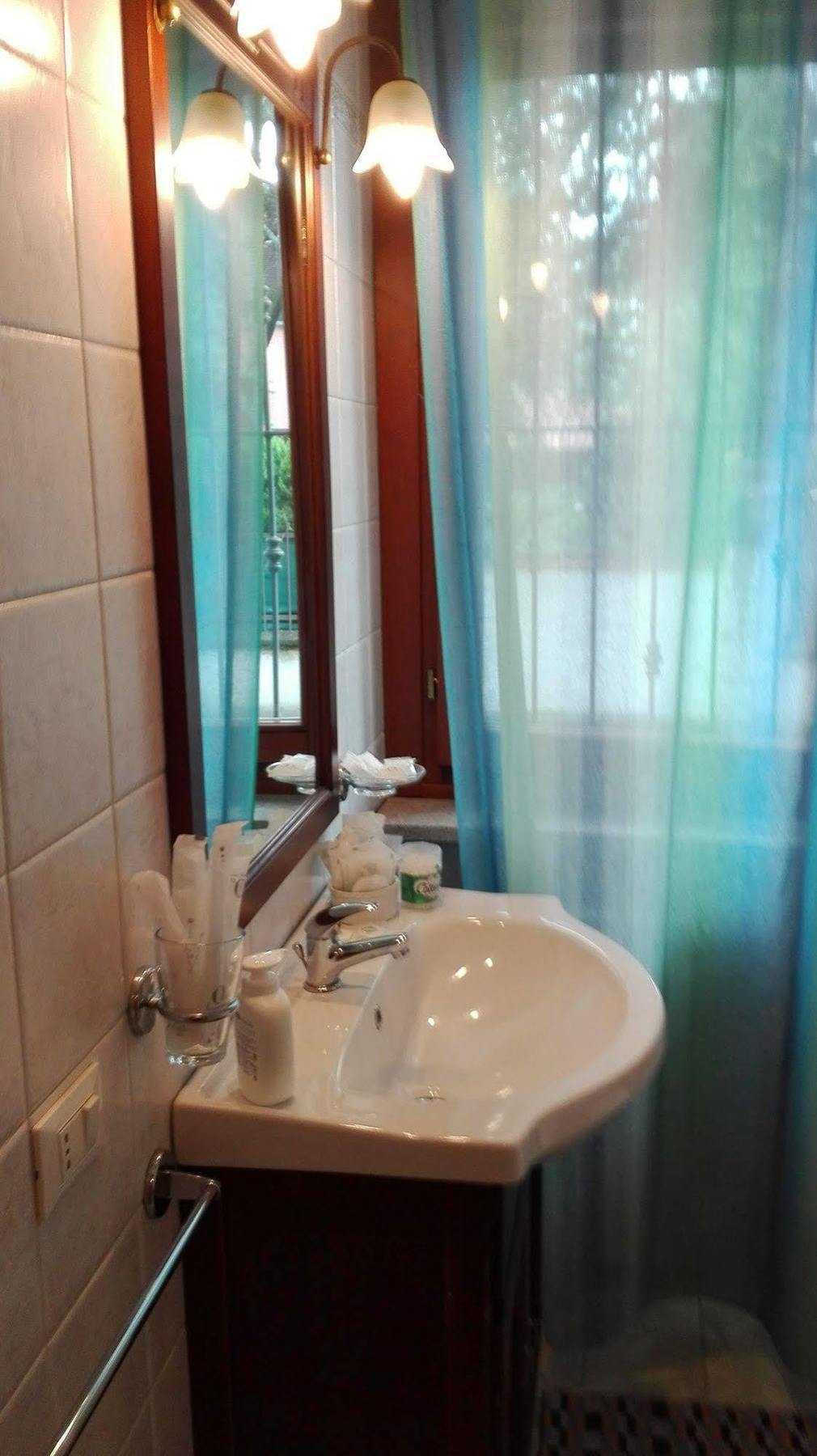 Residence Il Pino Саронно Экстерьер фото
